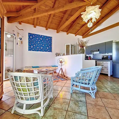 Jolie Proche Des Plages Aghios Emilianos (Peloponnese)