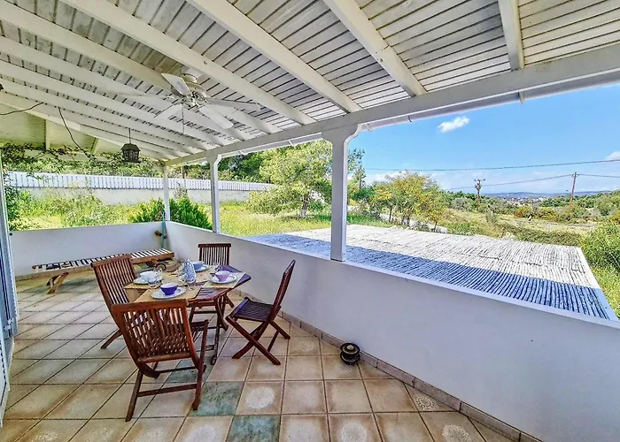 Jolie Proche Des Plages Aghios Emilianos (Peloponnese)