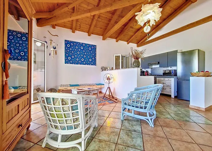 Jolie Proche Des Plages Aghios Emilianos (Peloponnese)